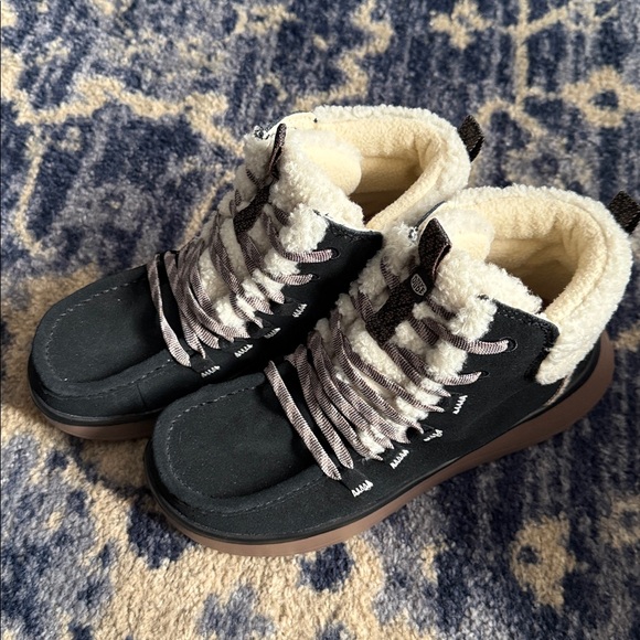 Women’s Hey Dude slip on Cozy Black and Cream Boots - Picture 2 of 8